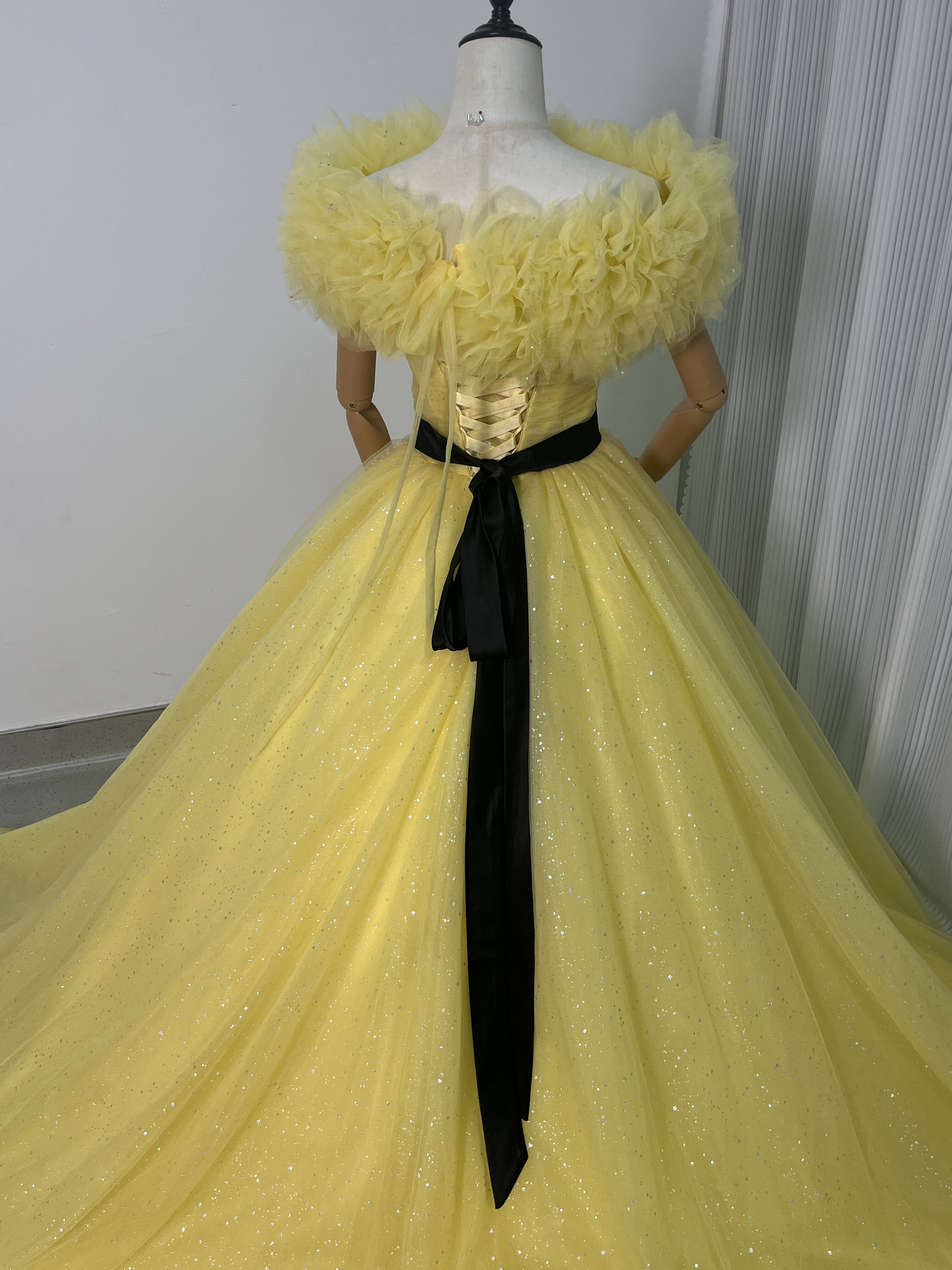 送料無料！カラードレス イエロー オフショルダ キラキラチュール サッシュベルト 可愛い 披露宴/結婚式  前撮り