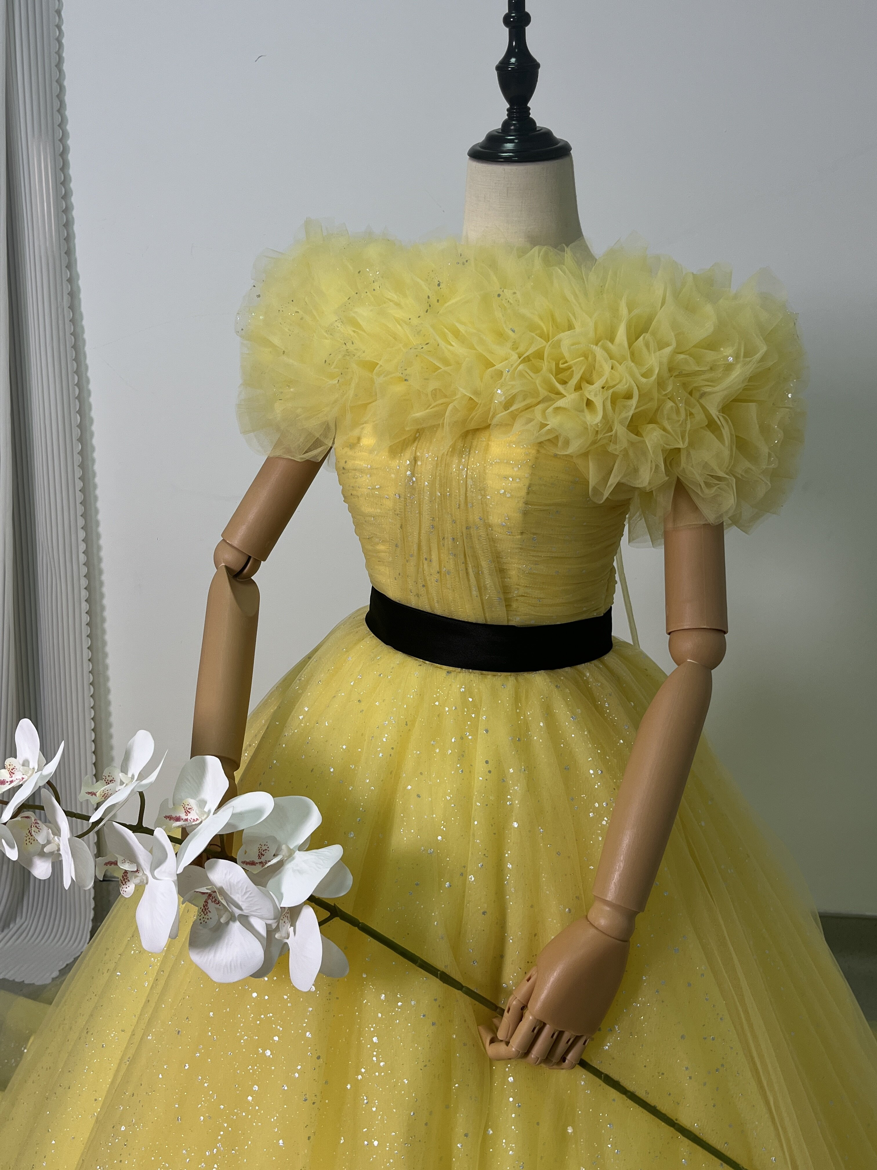 送料無料！カラードレス イエロー オフショルダ キラキラチュール サッシュベルト 可愛い 披露宴/結婚式  前撮り