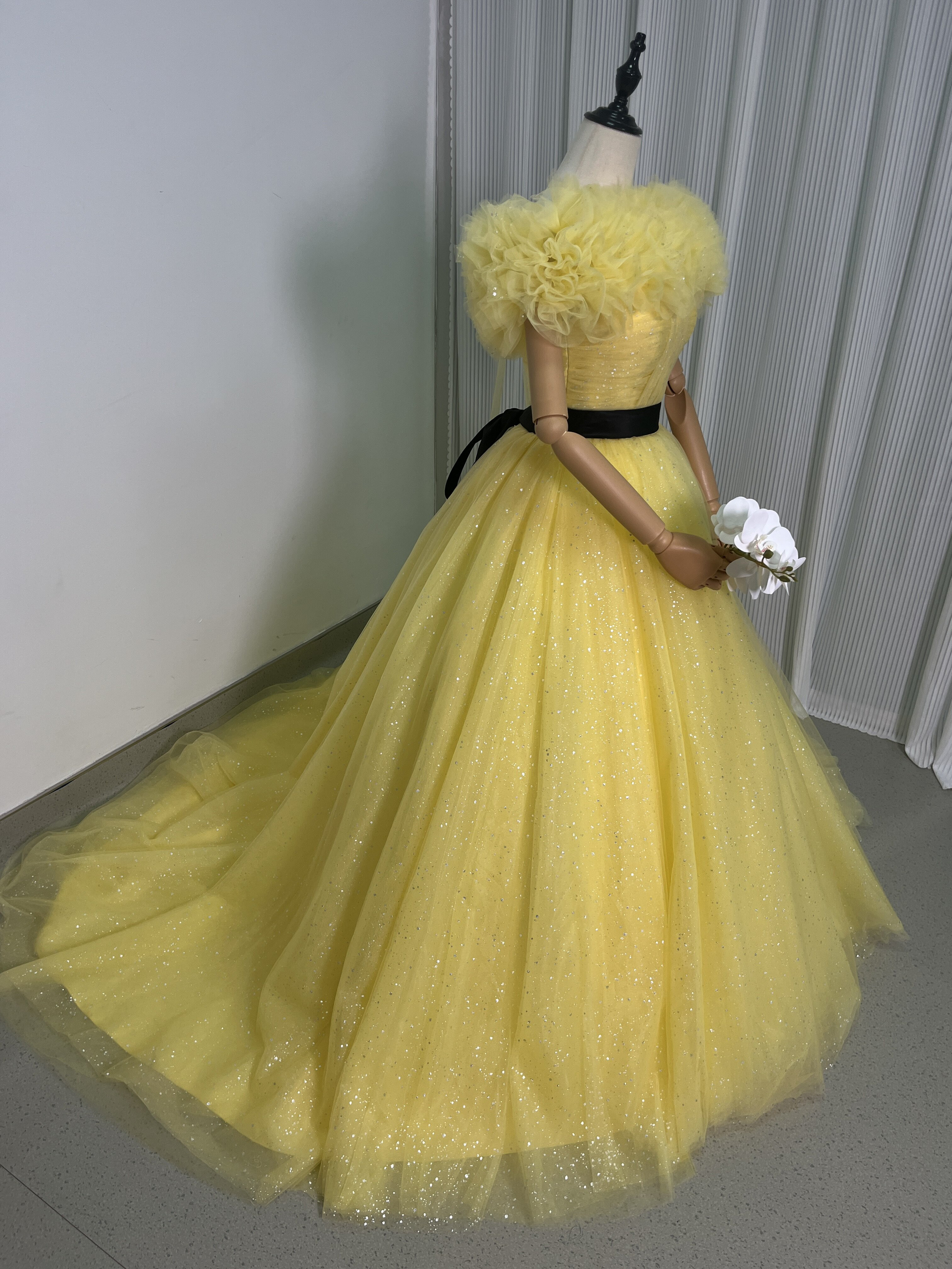 送料無料！カラードレス イエロー オフショルダ キラキラチュール サッシュベルト 可愛い 披露宴/結婚式  前撮り