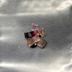 《合成オパール》(フローレスオパール) 原石 ブラック/赤斑 0.4g ⑤ 1枚目の画像