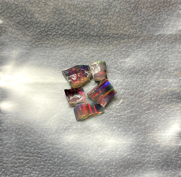 《合成オパール》(フローレスオパール) 原石 ブラック/赤斑 0.4g ③ 1枚目の画像