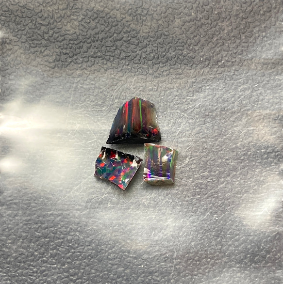 《合成オパール》(フローレスオパール) 原石 ブラック/赤斑 0.4g ② 1枚目の画像