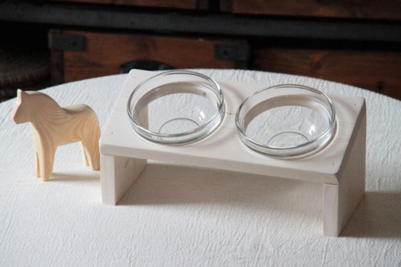 あい様専用　フルオーダー北欧ナチュラルホワイト　ななめ厚板ペットフードテーブル　ツインガラスフードボウル受注生産品 4枚目の画像