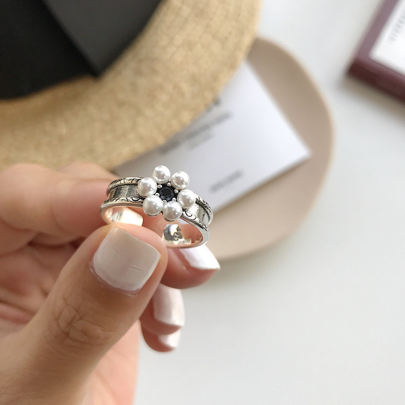 ライトラグジュアリー シルバー925 ビンテージ オールドパール スモールフラワー ブラックジルコニア オープンインデッ