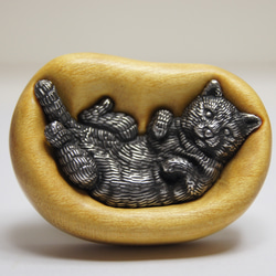 猫　イエローハート（木材）ピューター（金属）　キーホルダー、ペンダント、ループタイに！ 1枚目の画像