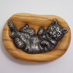 猫　オリーブウッド（木材）ピューター（金属）　キーホルダー、ペンダント、ループタイに！ 2枚目の画像