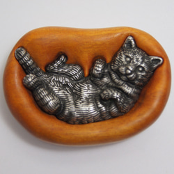 猫　チャクテビガ（木材）ピューター（金属）　キーホルダー、ペンダント、ループタイに！ 2枚目の画像