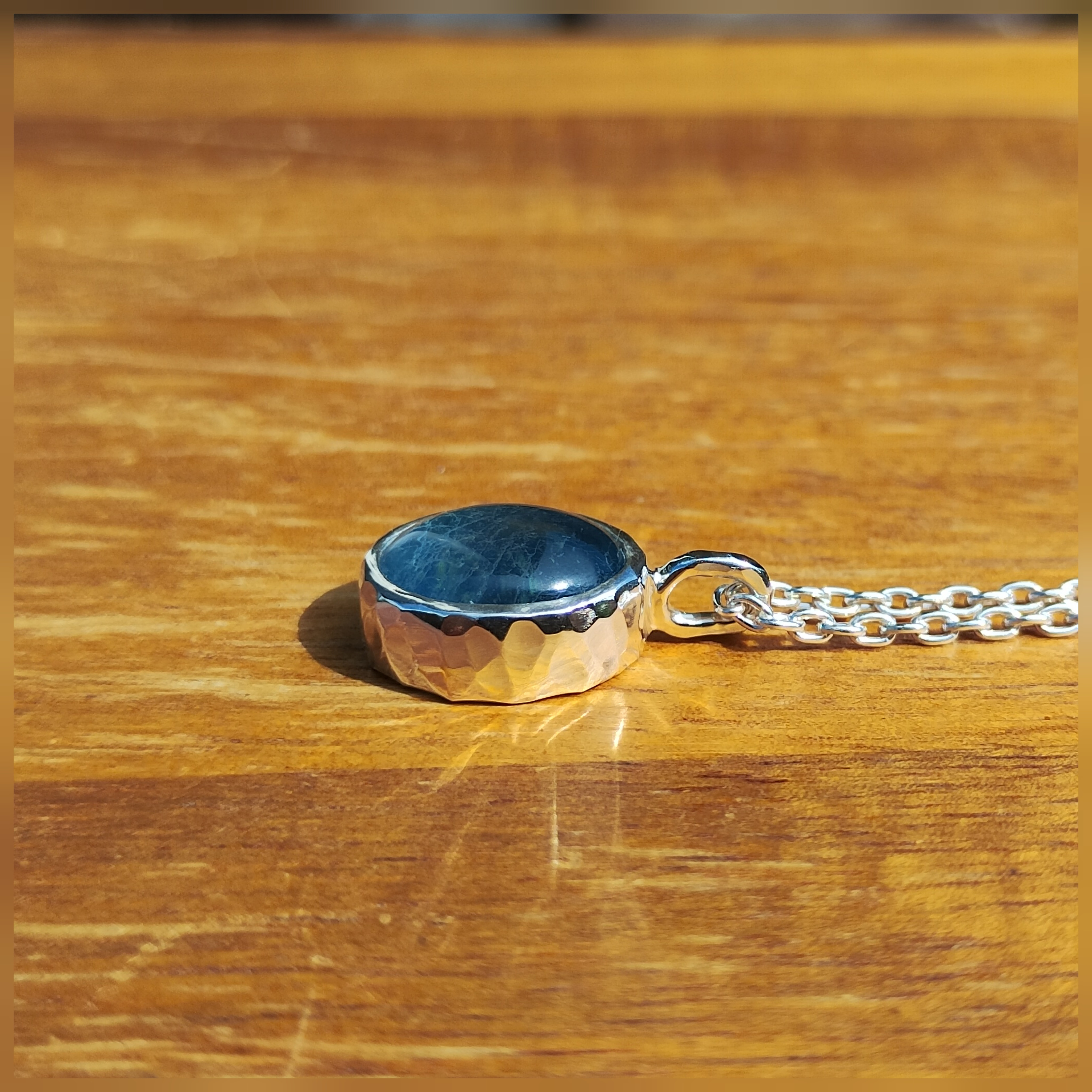 アクアマリン×純銀の鎚目模様ネックレス/シルバーペンダント/ブルーの海