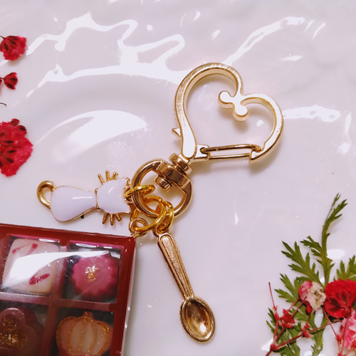 赤と黒のチョコボックスのシェイカーキーホルダー その他アクセサリー