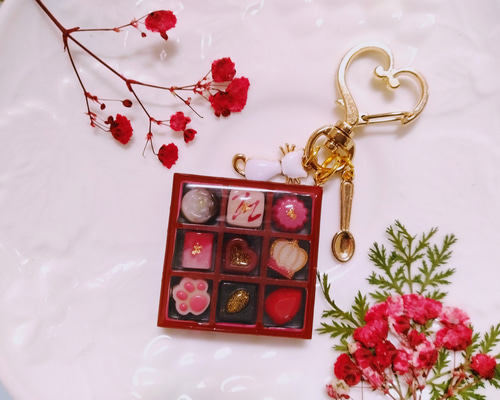 赤と黒のチョコボックスのシェイカーキーホルダー その他