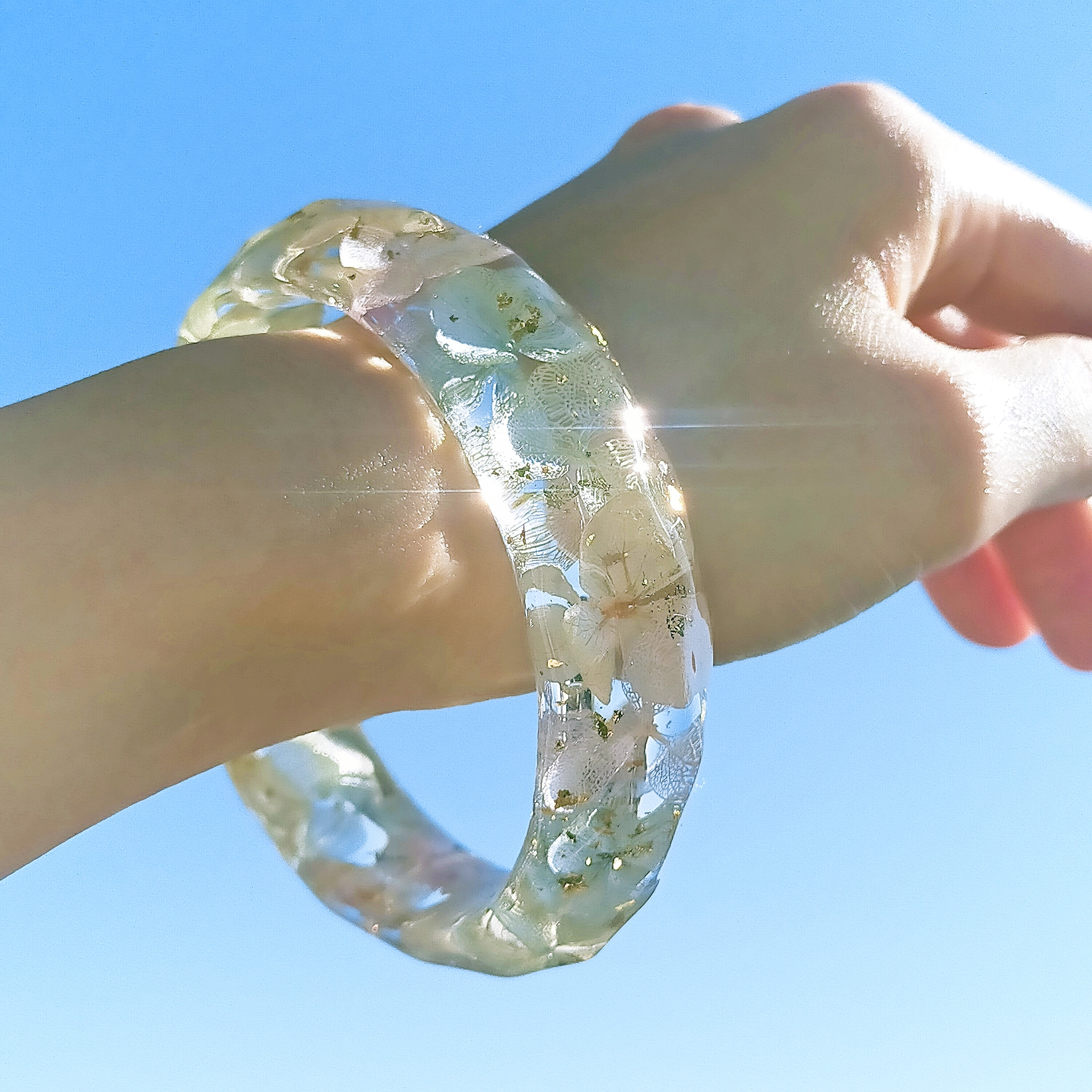 〜箔/ラメ入り 色を選べる紫陽花バングル〜アナベルアジサイ　ブルー　クリア　レジン　ハーバリウム　ドライフラワー透明　魚