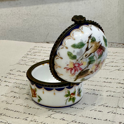 陶器の鳥とお花のピルケース フランスビンテージ Porcelain art 陶器の鳥とお花のピルケース フランスビンテージ Porcelain art