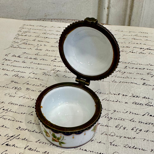 陶器の鳥とお花のピルケース フランスビンテージ Porcelain art