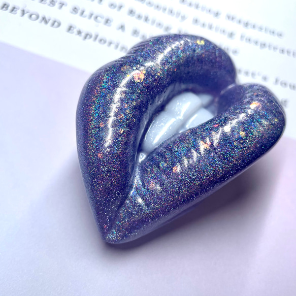 Flashくちびるスマホグリップ (Aurora purple)下唇噛むＶｅｒ． 4枚目の画像