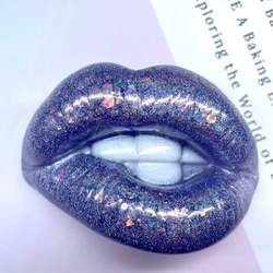 Flashくちびるスマホグリップ (Aurora purple)下唇噛むＶｅｒ． 2枚目の画像