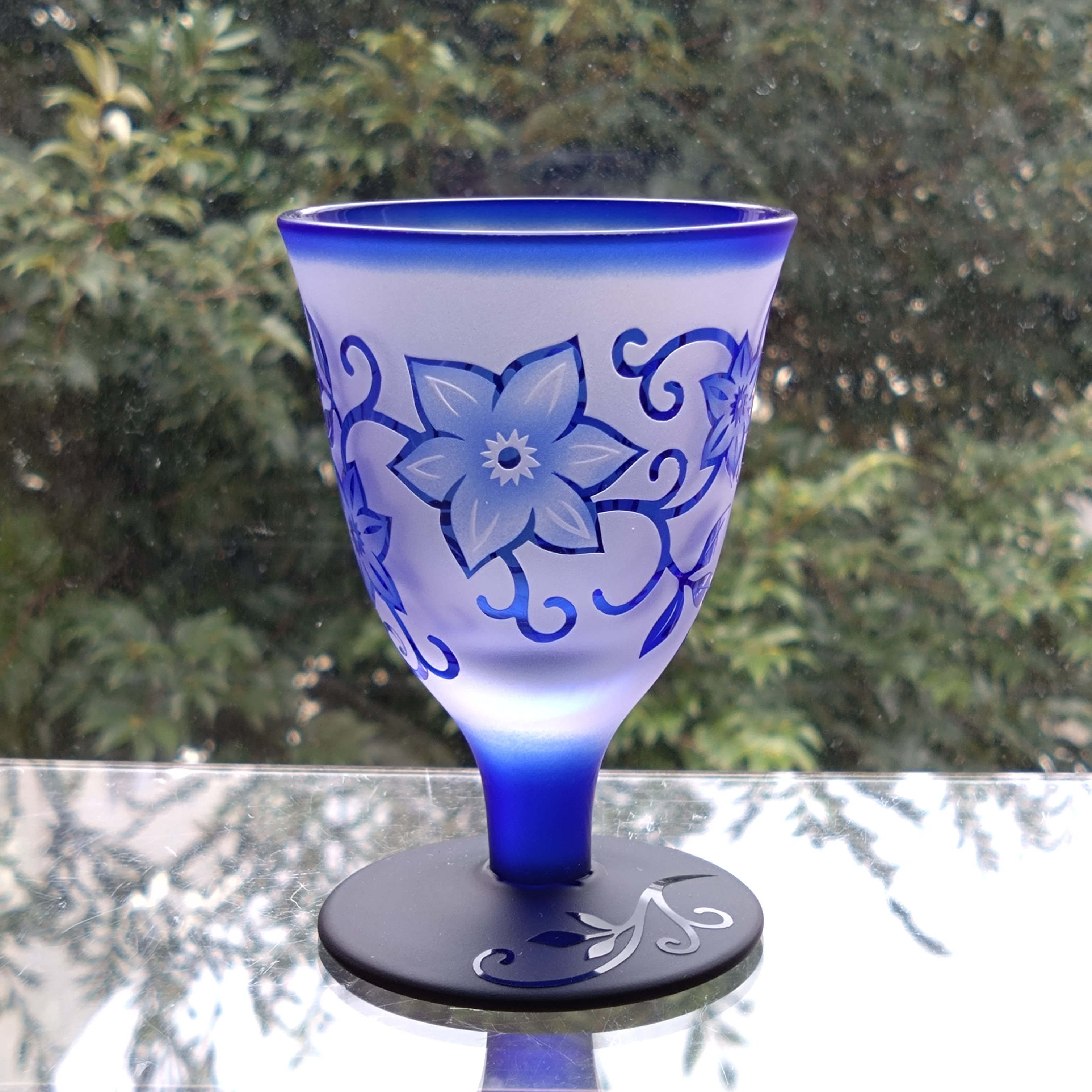「鉄線唐草」食前酒グラス　ワイングラス　瑠璃色　サンドブラスト