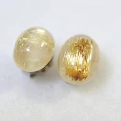 （1 件/專賣店）金色金紅石石英耳環（9 x 7 毫米，鈦柱） 第1張的照片