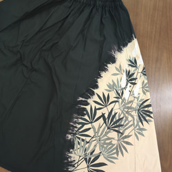 江戸時代から続く伝統技法で描いた１点物のギャザースカート 2枚目の画像