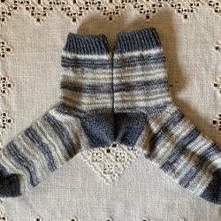 ソックヤーンで編んだグレー系手編み靴下　ぴったりフィット 1枚目の画像