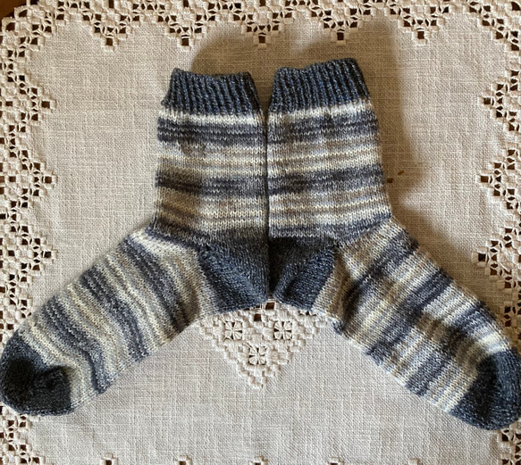 ソックヤーンで編んだグレー系手編み靴下　ぴったりフィット 1枚目の画像
