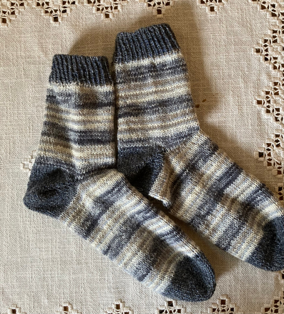 ソックヤーンで編んだグレー系手編み靴下　ぴったりフィット 2枚目の画像