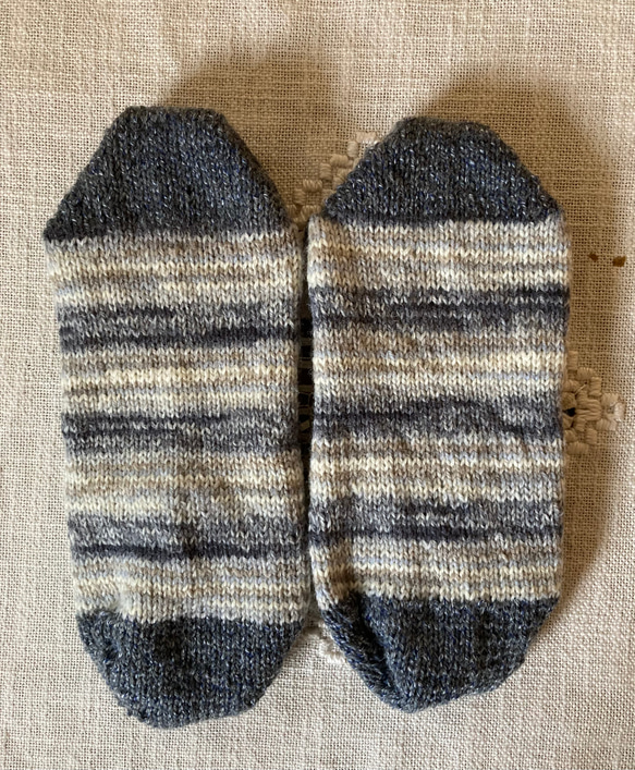 ソックヤーンで編んだグレー系手編み靴下　ぴったりフィット 3枚目の画像