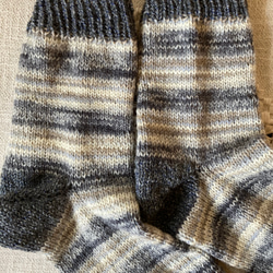 ソックヤーンで編んだグレー系手編み靴下　ぴったりフィット 4枚目の画像
