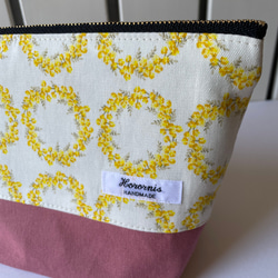 ミモザとピンク帆布生地のファスナーポーチ(白) 4枚目の画像