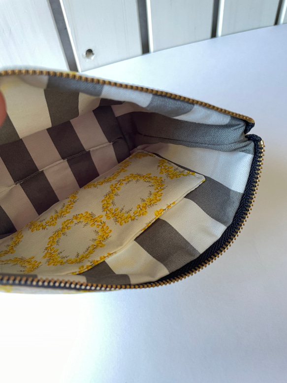 ミモザとピンク帆布生地のファスナーポーチ(白) 2枚目の画像