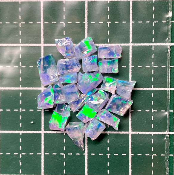 《合成オパール》(フローレスオパール) 原石 ブルー/緑斑 1.4g ④ 2枚目の画像