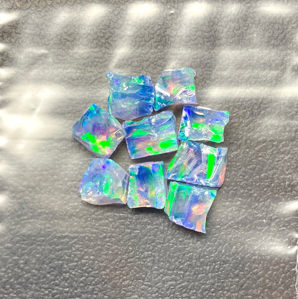 《合成オパール》(フローレスオパール) 原石 ブルー/緑斑 1.4g ② 1枚目の画像