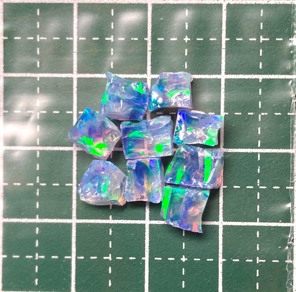 《合成オパール》(フローレスオパール) 原石 ブルー/緑斑 1.4g ② 2枚目の画像