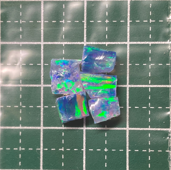 《合成オパール》(フローレスオパール) 原石 ブルー/緑斑 1.4g ① 2枚目の画像