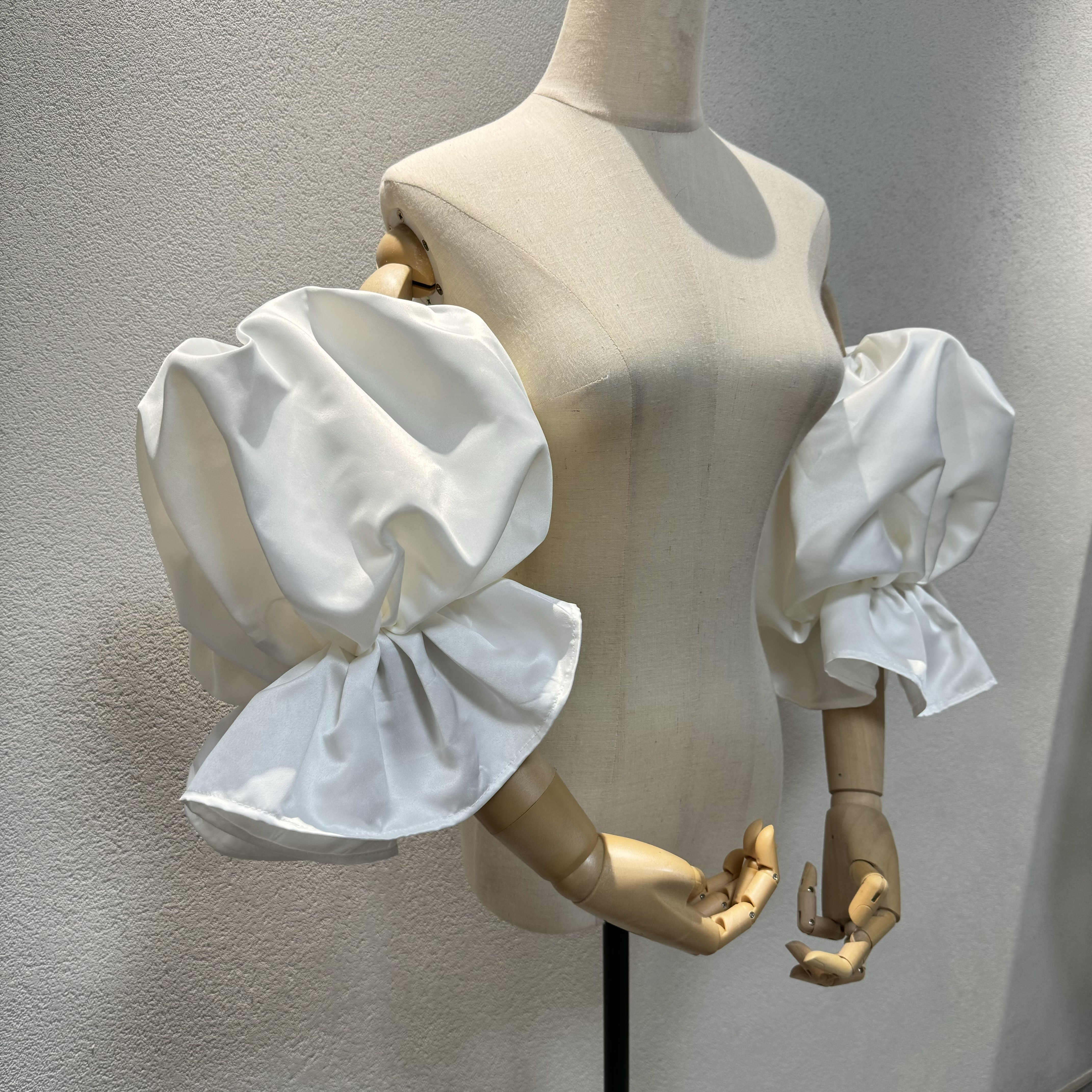 人気上昇中！高級サテン上品パフスリープ　ホワイト　二の腕を隠せるお袖ウェディングドレス　オフショルダー付け袖　取り外し