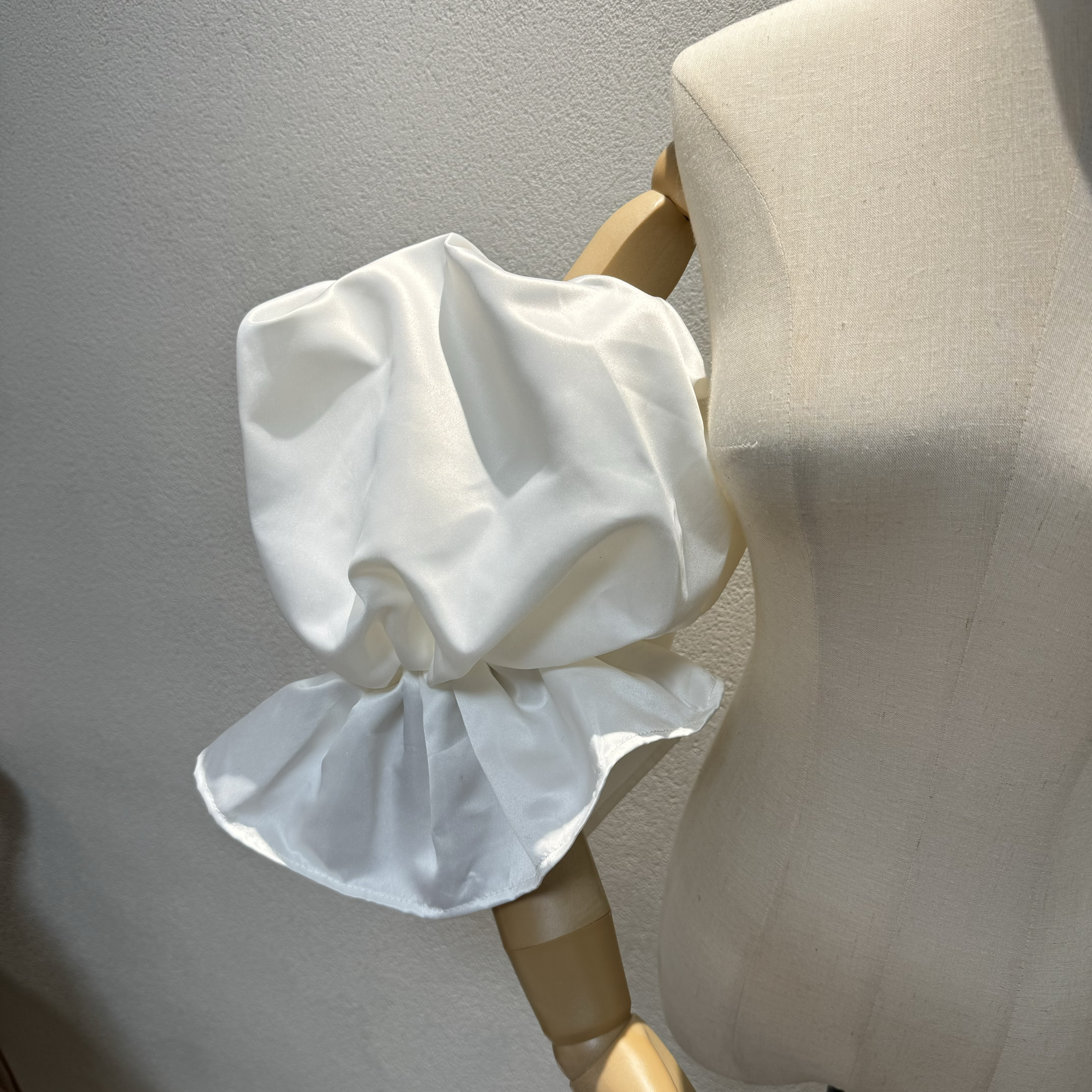 人気上昇中！高級サテン上品パフスリープ　ホワイト　二の腕を隠せるお袖ウェディングドレス　オフショルダー付け袖　取り外し