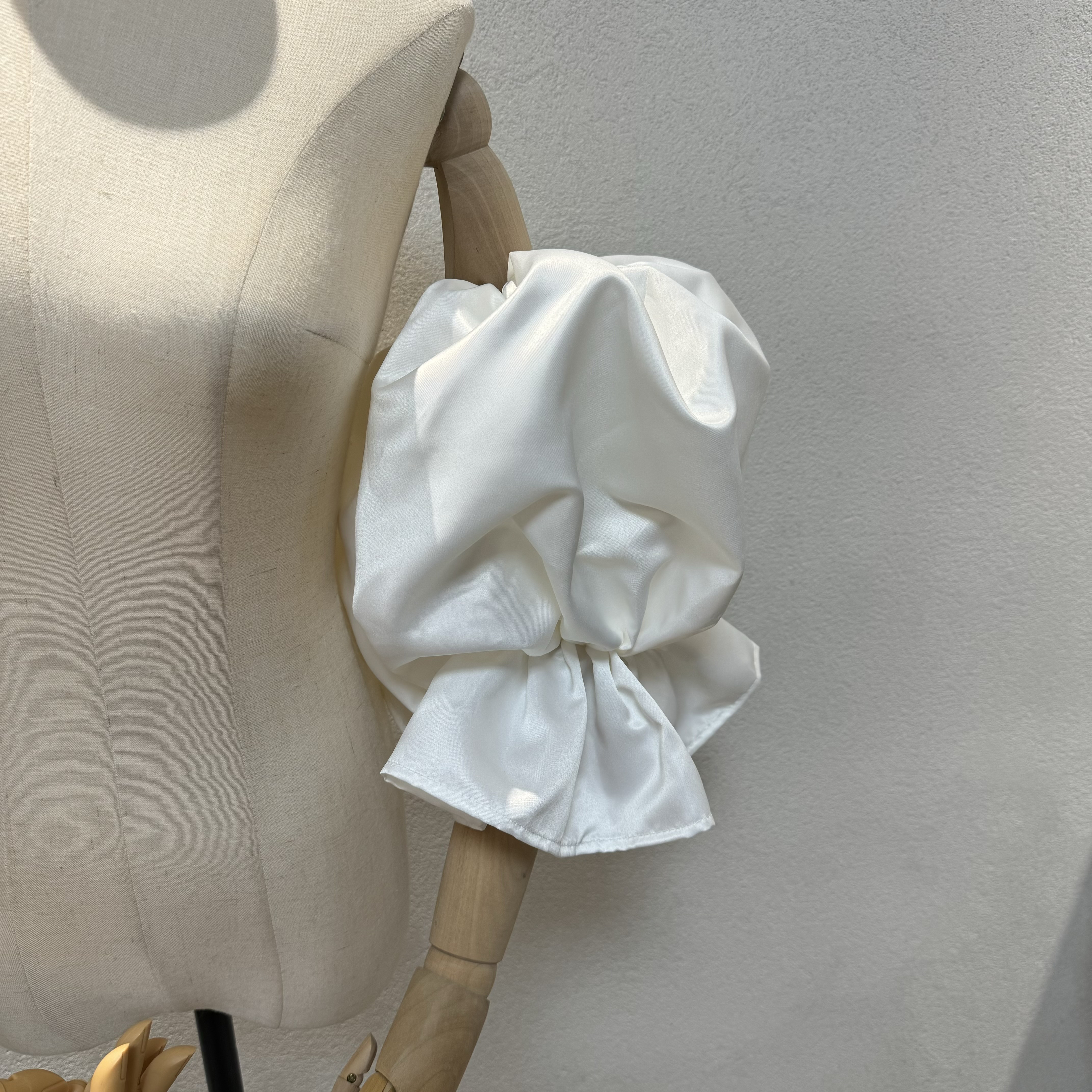 人気上昇中！高級サテン上品パフスリープ　ホワイト　二の腕を隠せるお袖ウェディングドレス　オフショルダー付け袖　取り外し