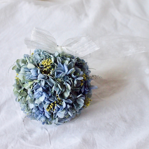 ニュアンスブルー　プリザーブド紫陽花のフラワーボール　晴れやかブルー 9枚目の画像