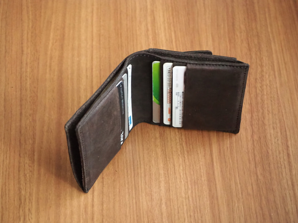 手のひらサイズ 二つ折り財布 オイルレザー ダークブラウン 3枚目の画像