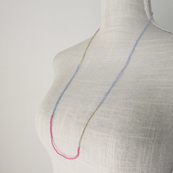 ピンク スカイブルー 留め具のない かぶるタイプのガラスビーズネックレス メタリックビーズ 3枚目の画像