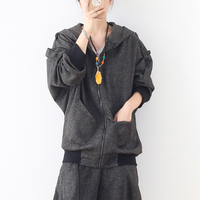 リブがポイントのフードパーカー  春秋の肌寒い時や防寒に