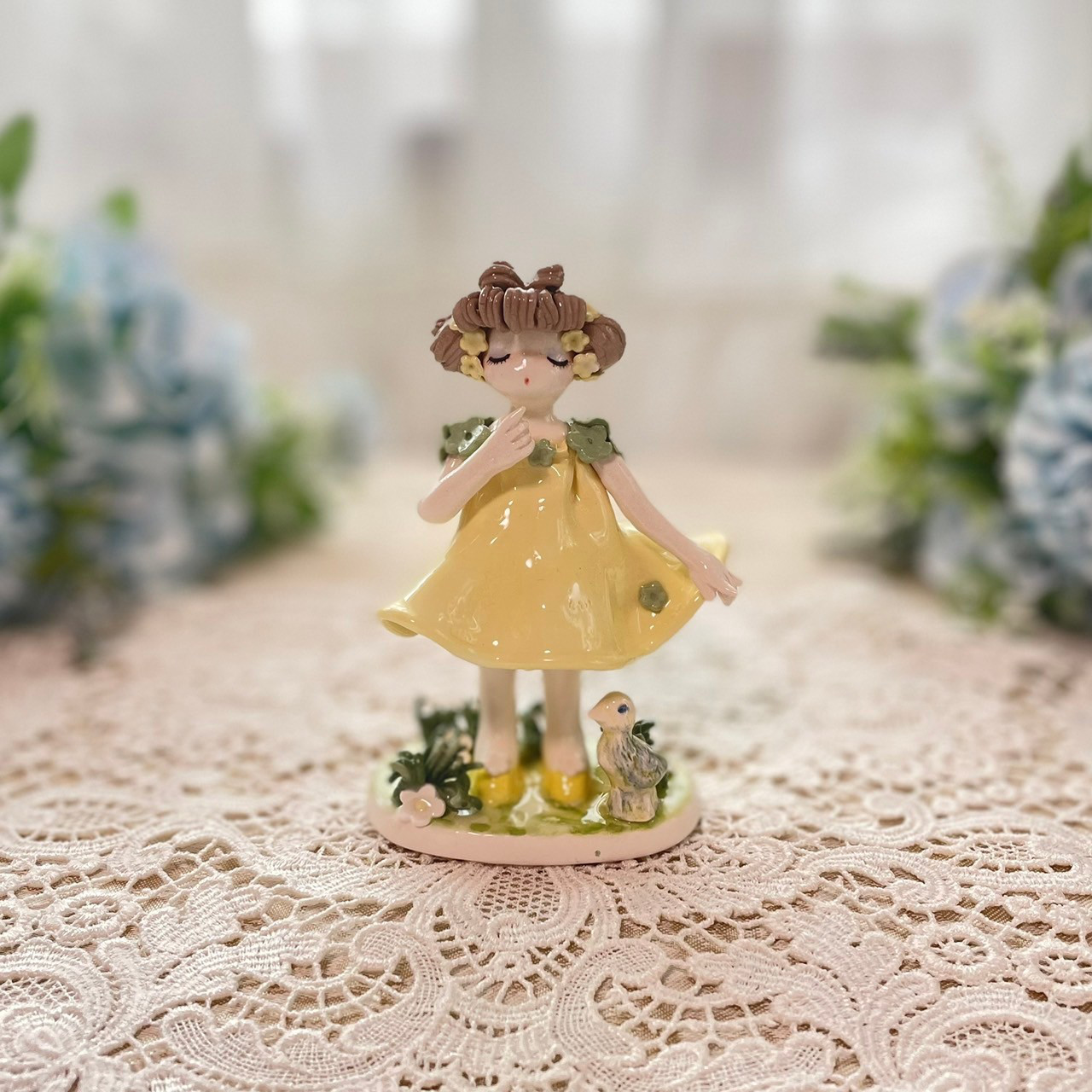【陶器】パステルイエローの少女　置物　春　初夏