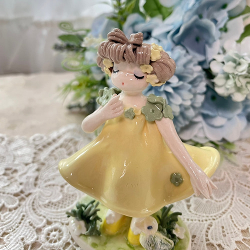 陶器】パステルイエローの少女 置物 春 初夏 その他置物 Atelier tête