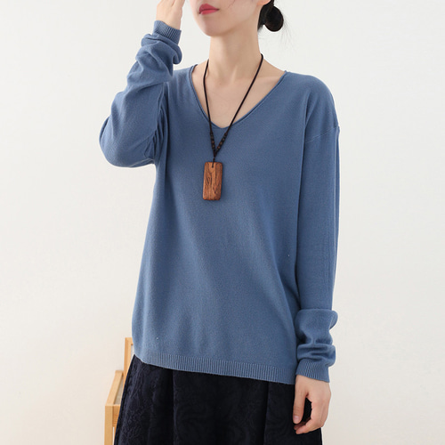 春夏にも活躍してくれる涼しく軽いニット デコルテラインが美しく