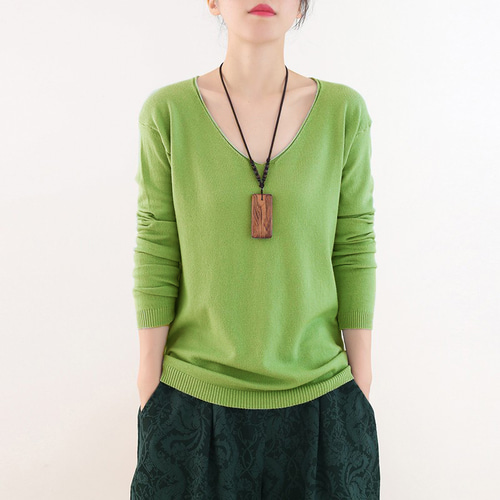 □春夏にも活躍してくれる涼しく軽いニット デコルテラインが美しく