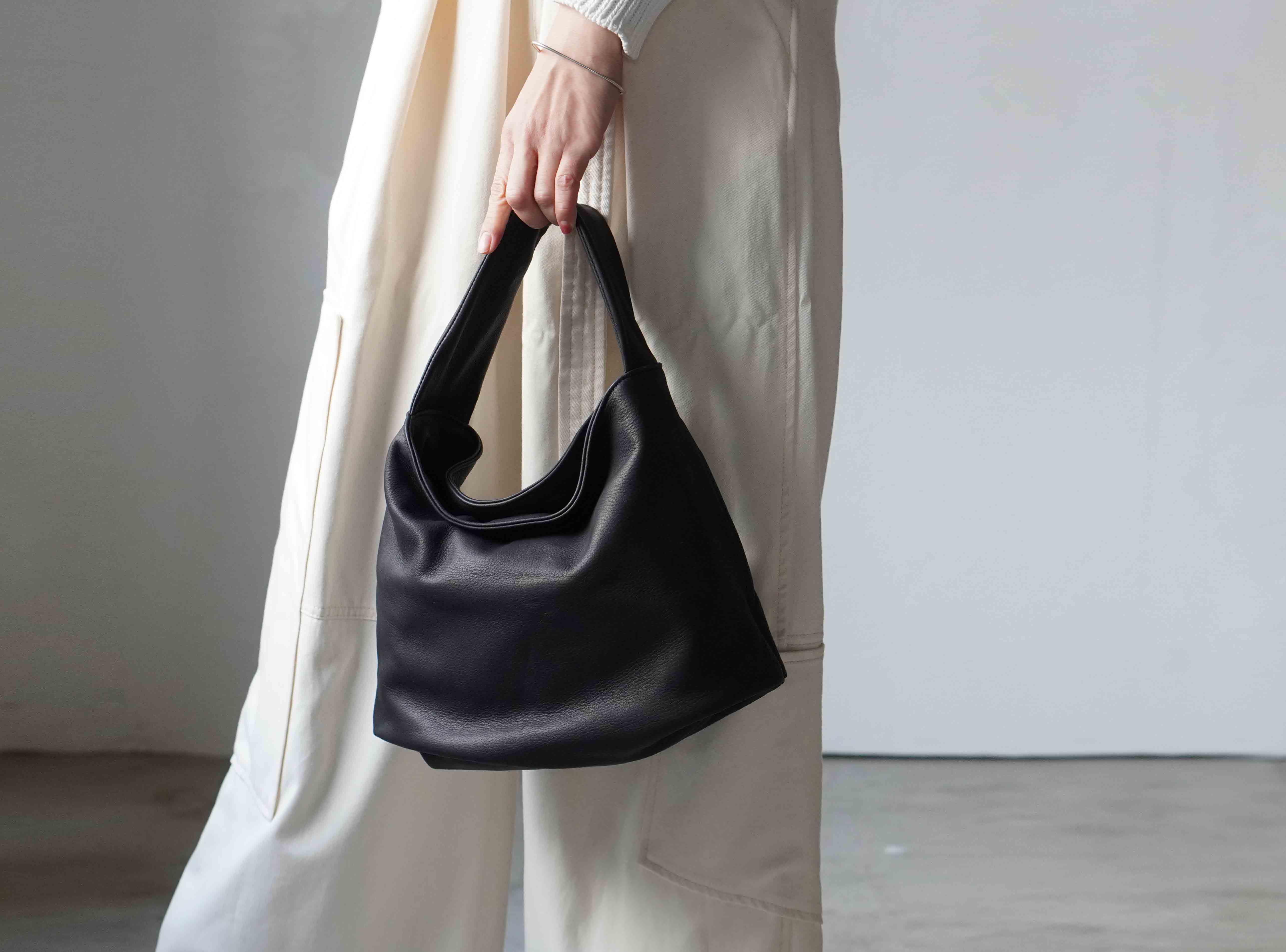 シルキータッチしっとりレザー⁂軽く柔らかい袋タイプ・ＬＵＡ(ＬＡ００３)＃墨黒⁂