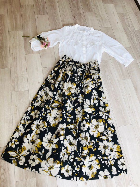 New！コットンリネンのタックギャザースカート✳︎大きなお花のスカート 2枚目の画像