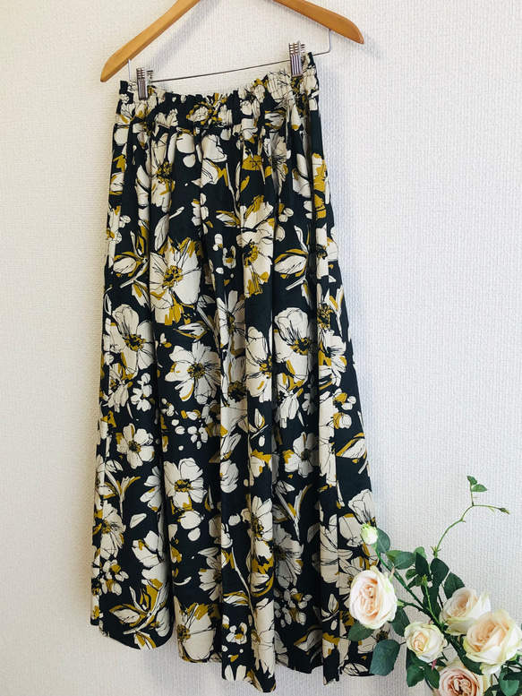 New！コットンリネンのタックギャザースカート✳︎大きなお花のスカート 3枚目の画像