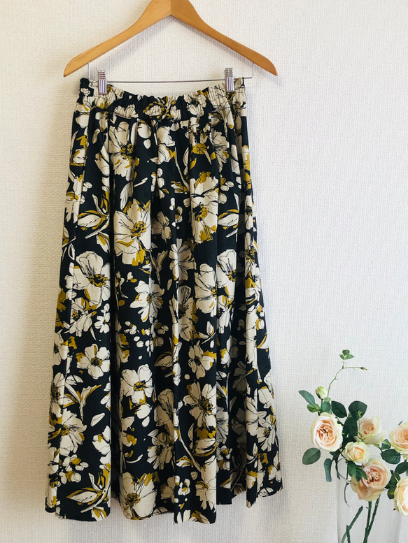 New！コットンリネンのタックギャザースカート✳︎大きなお花のスカート 1枚目の画像