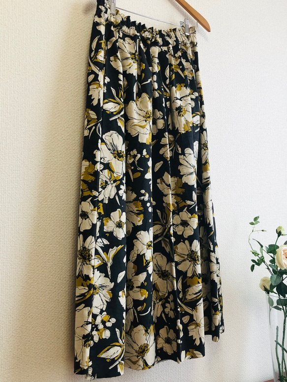 New！コットンリネンのタックギャザースカート✳︎大きなお花のスカート 5枚目の画像