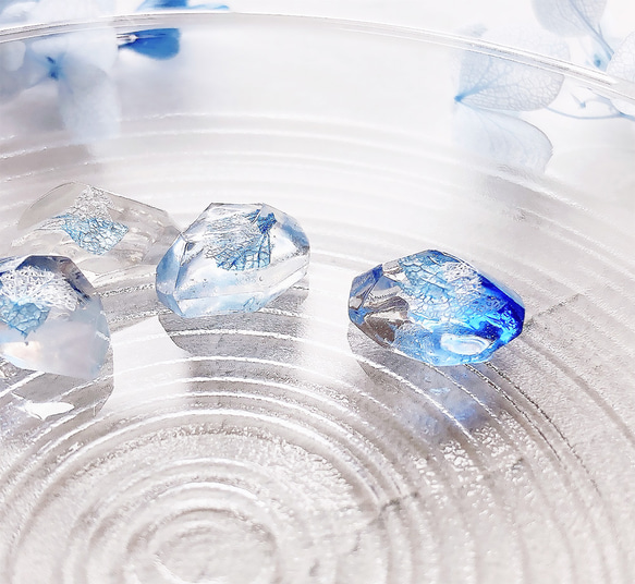 【 特集掲載 】 紫陽花 ブルー 琥珀糖 ピアス イヤリング 4点セット 金属アレルギー対応 5枚目の画像